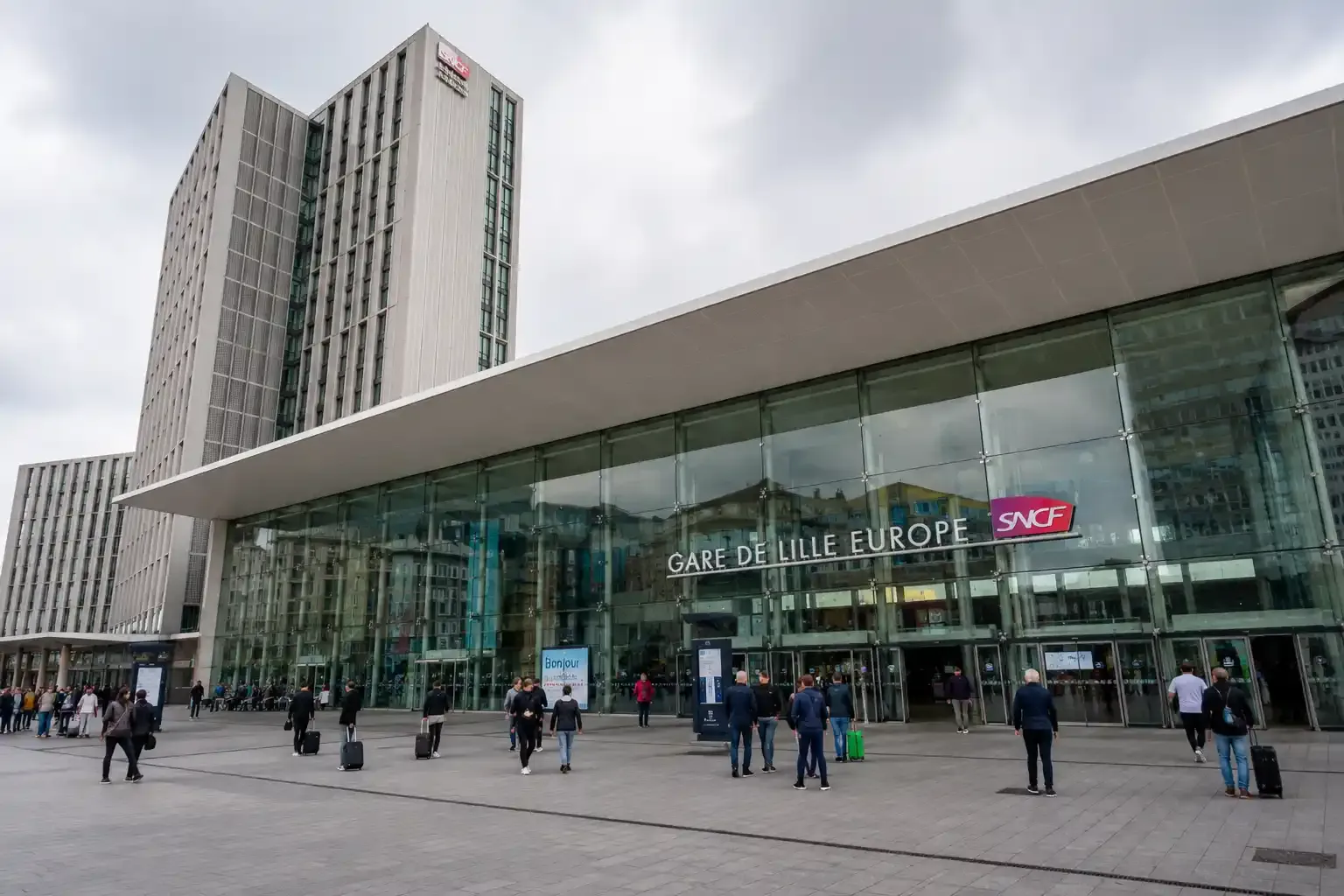 Taxi VTaxi devant la gare de Lille Europe