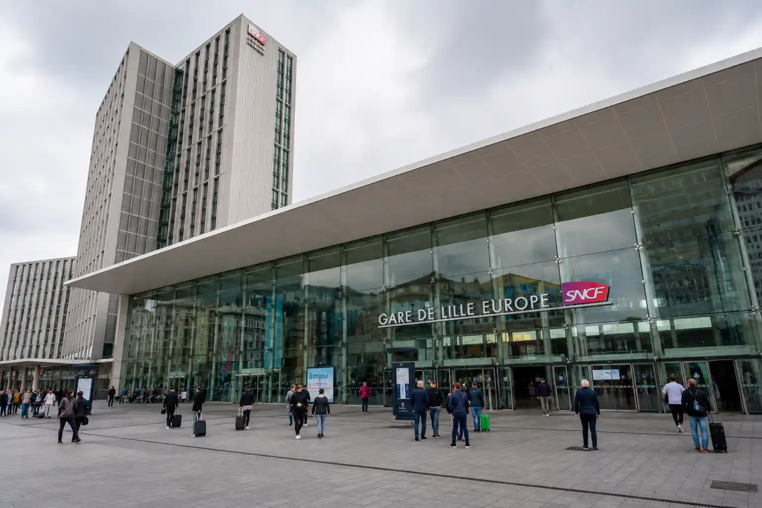 Taxi VTaxi devant la gare de Lille Europe